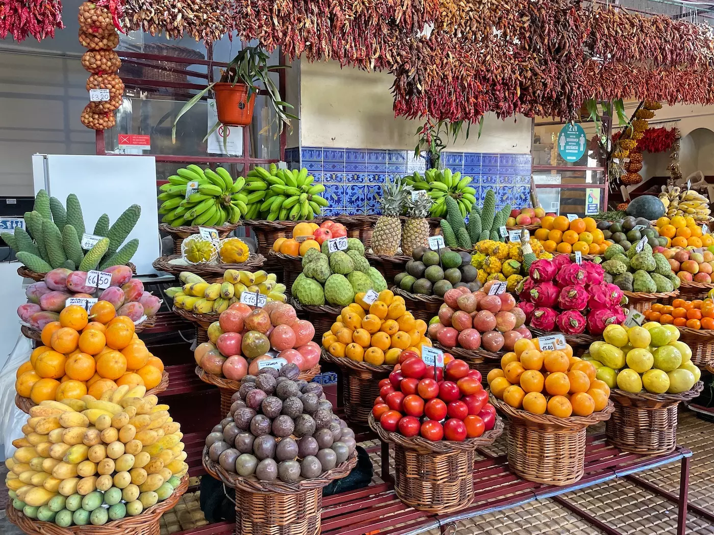 wanderreisen_madeira_funchal_monte_markt_obstvielfalt