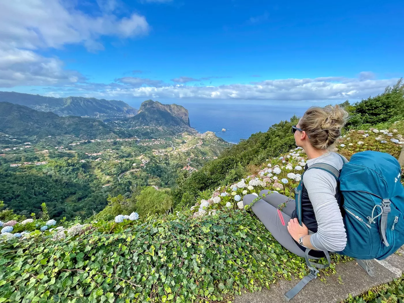 wanderreisen_madeira_rundwanderung_nordkueste_ausblick_wanderer