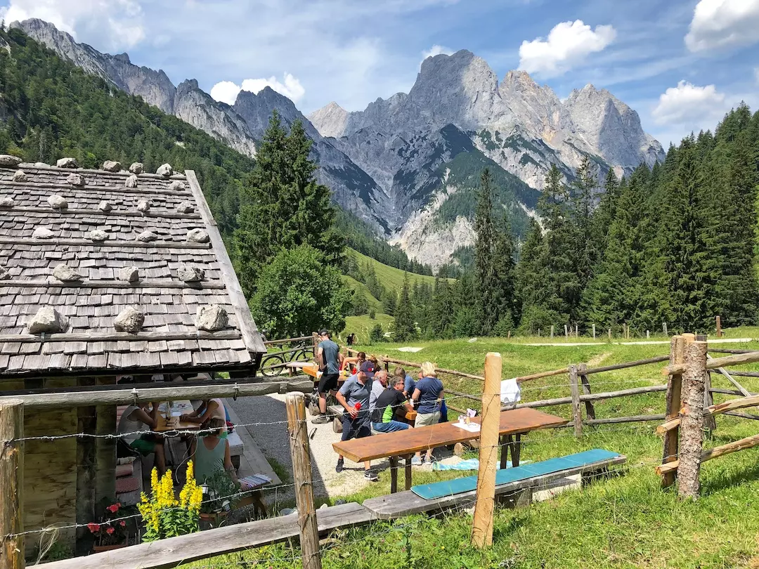 bayerische_und_salzburger_alpen_almhuette_rast