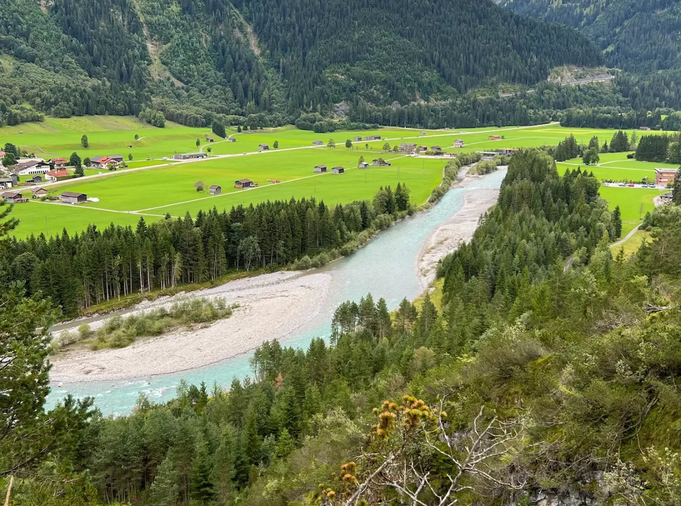 Lechweg_mit_Blick_auf_Lech_und_Elmen